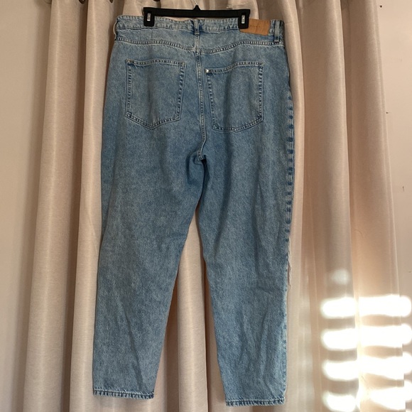 H&M Ultra High Waist Loose-Fit Mom Jeans - Picture 4 of 4